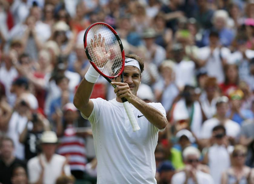 Roger Federer soddisfatto dopo la vittoria (Reuters)